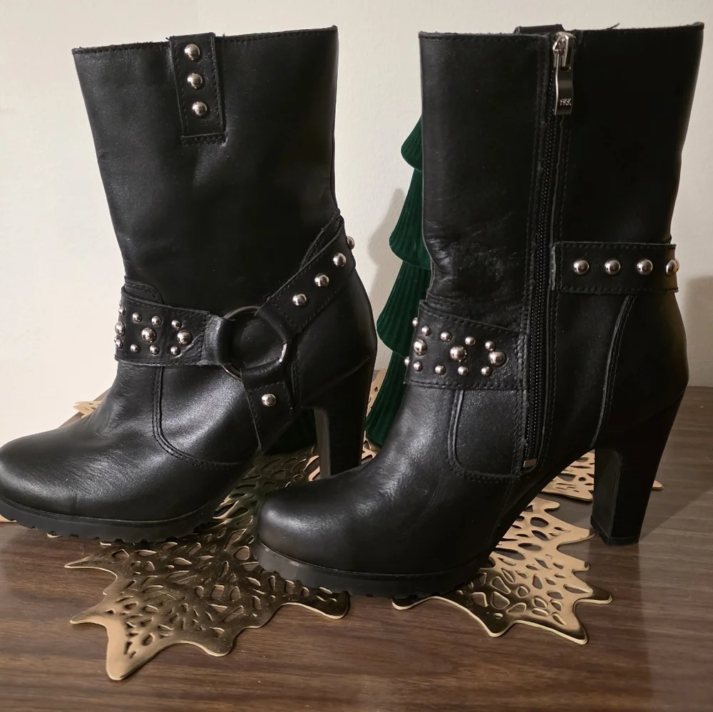 Black Boots - Picture 1 of 5